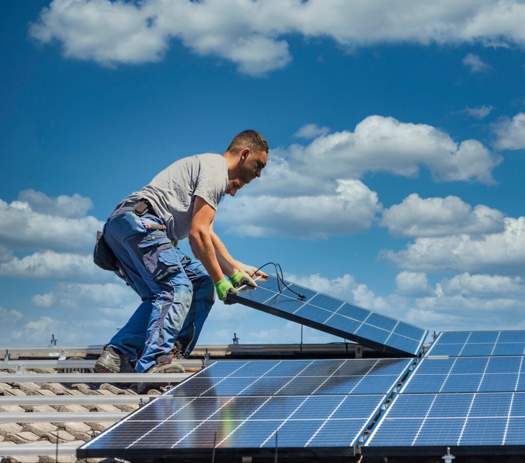 Solartechniker installiert Solarmodule auf dem Dach.