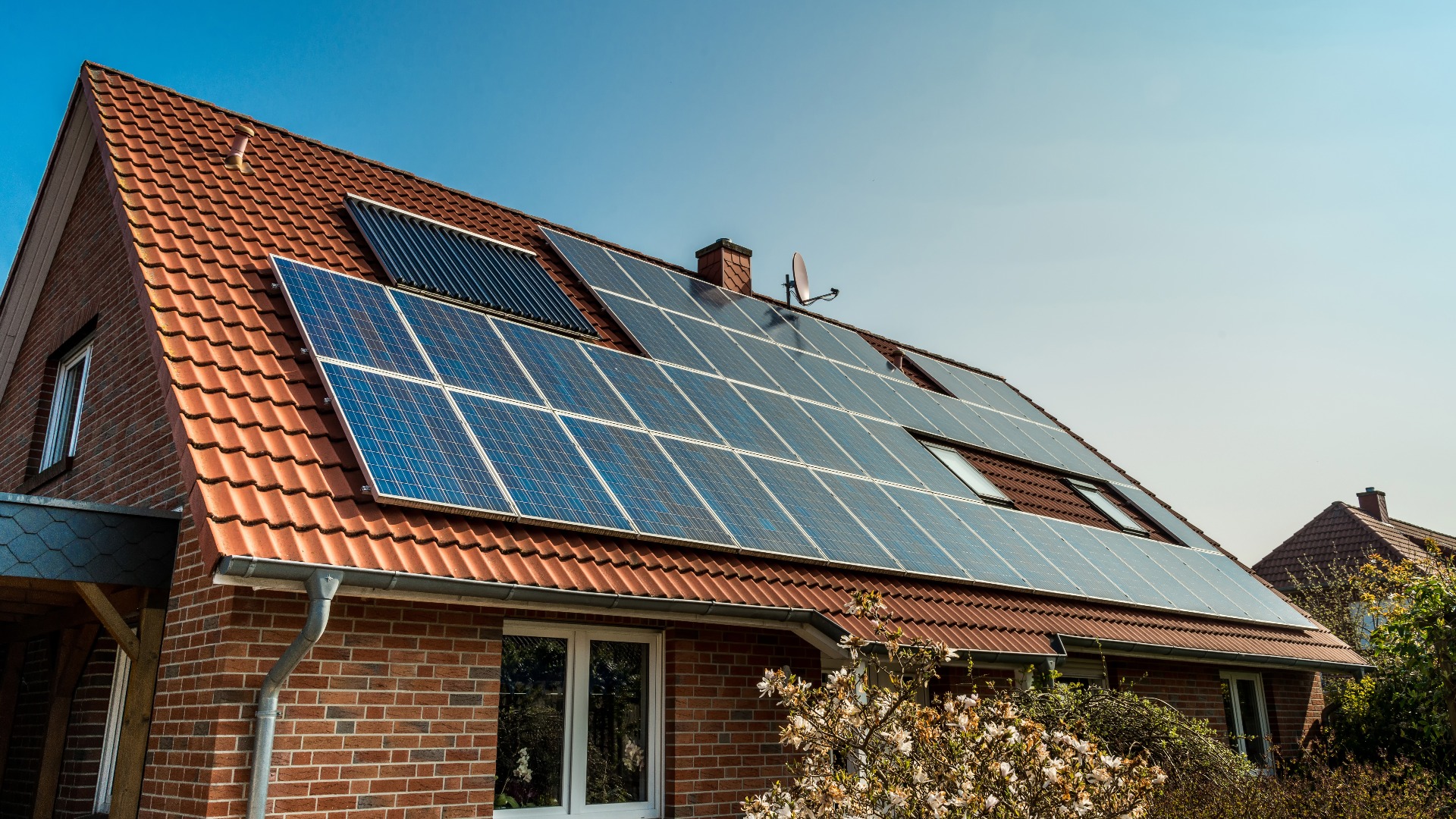 Solarpanel auf einem roten Dach.