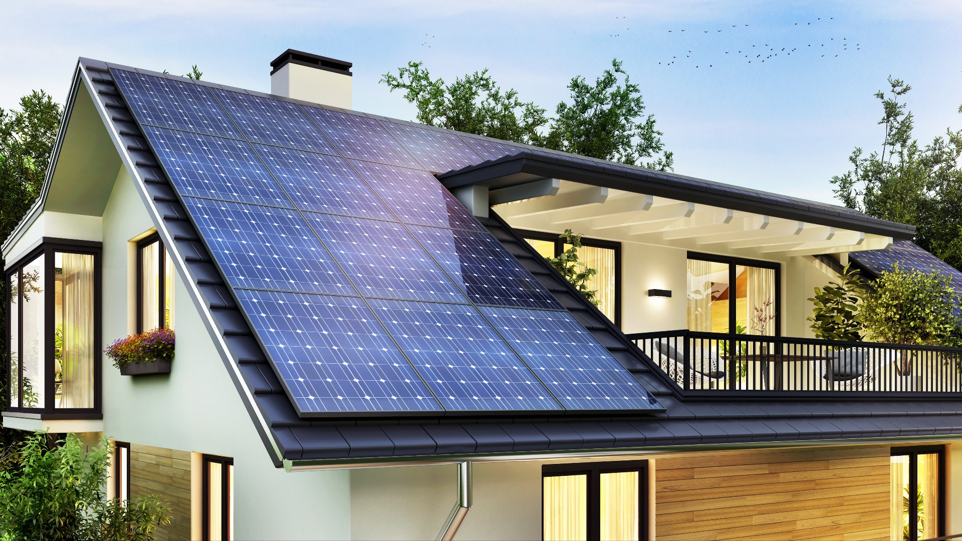 Solaranlagen auf dem Satteldach eines schönen modernen Hauses.