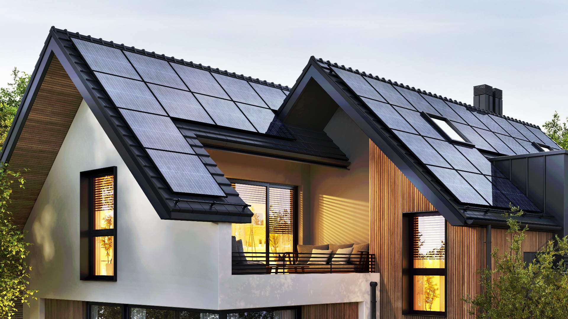 Solarpanels auf dem Dach eines modernen Wohnhauses.